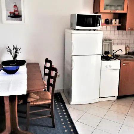 Apartman With Parking Space - Lozice, - 21047 *