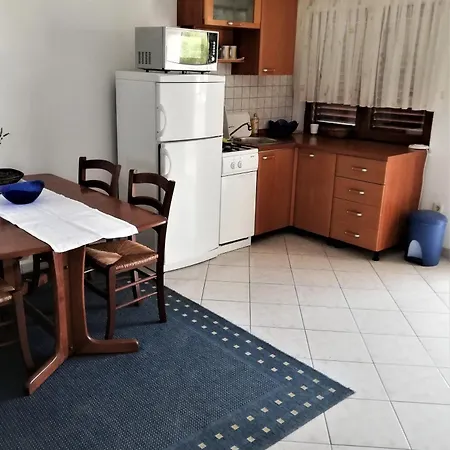 Apartmán With Parking Space - Lozice, - 21047