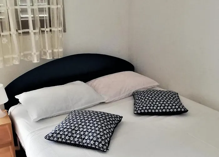 With Parking Space - Lozice, - 21047 Appartement Vir